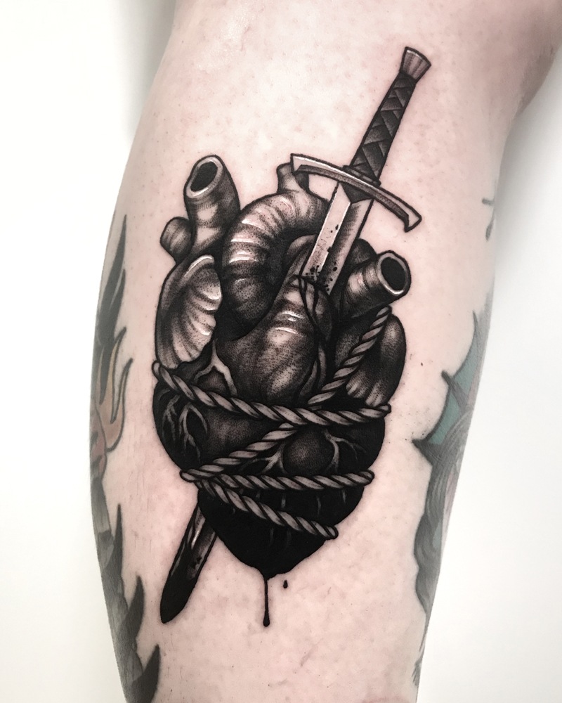 tatuajes valencia tatuaje silvia blackbunny ink No Land Tattoo Parlour  blackwork corazon puñal heart dagger - No Land Tattoo Parlour